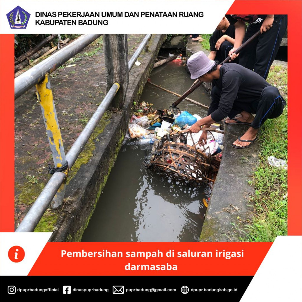 Pembersihan sampah di saluran irigasi